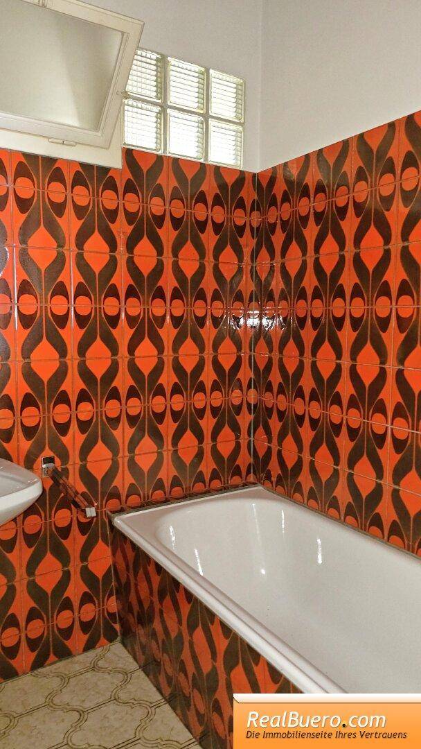 Badezimmer mit Wanne und Handwaschbecken
