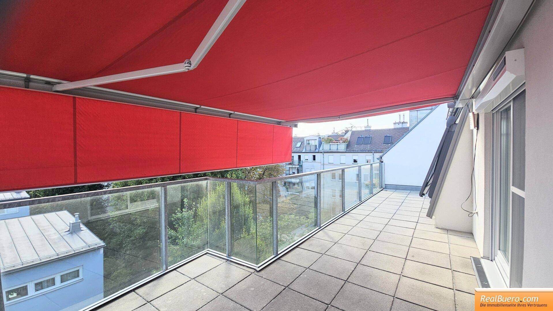 hofseitig Terrasse mit ausfahrbarer Markise