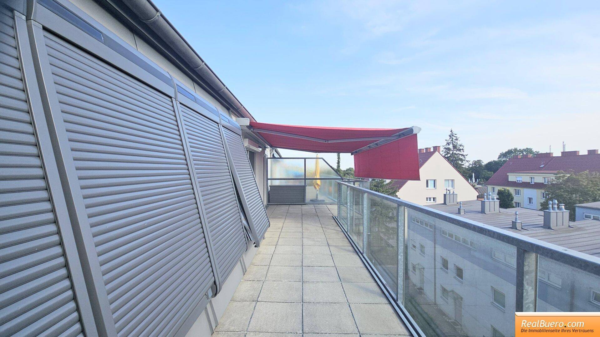 hofseitig Terrasse mit ausfahrbarer Markise