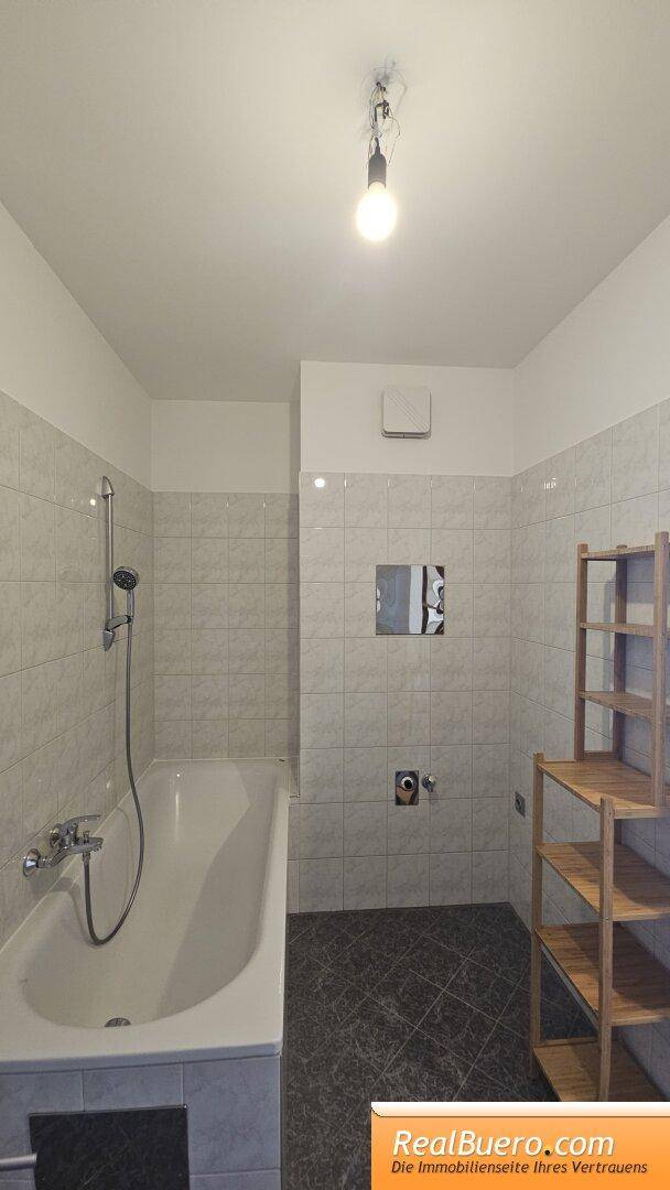 Badezimmer mit Wanne, Handwaschbecken, Waschmaschinenanschluss,
