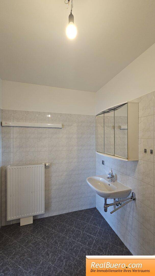 Badezimmer mit Wanne, Handwaschbecken, Waschmaschinenanschluss,