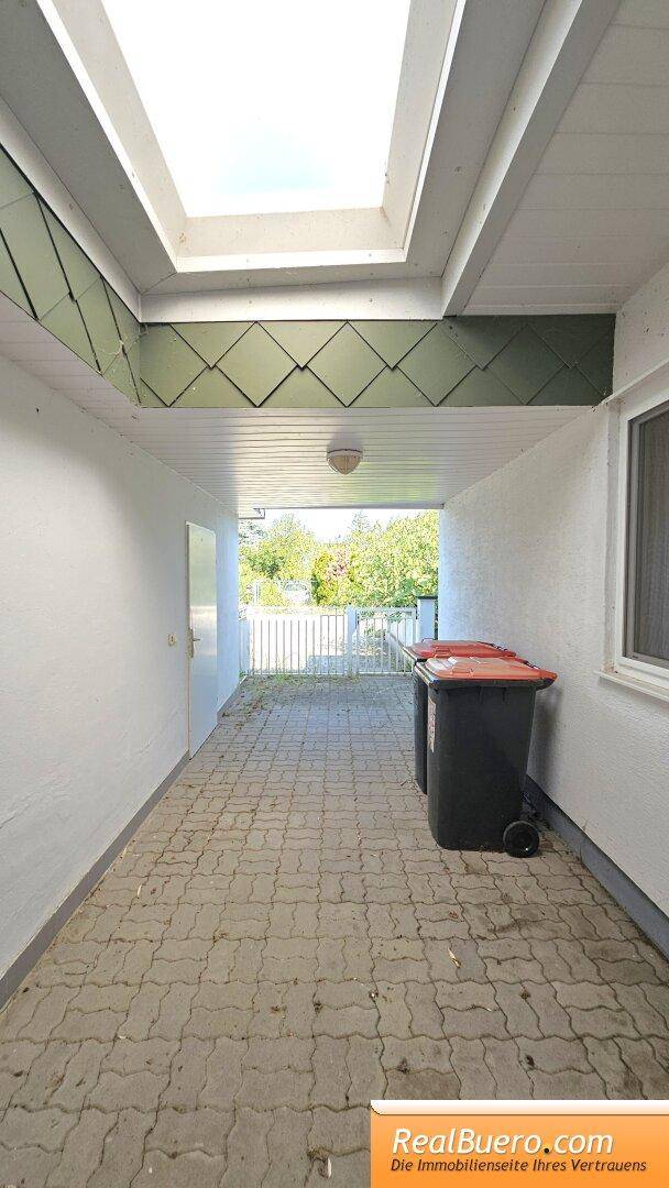 Blick Richtung Gartentor, Linkerhand Garage
