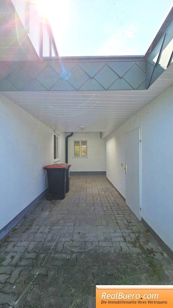 Blick Richtung Haus, Rechterhand Garage