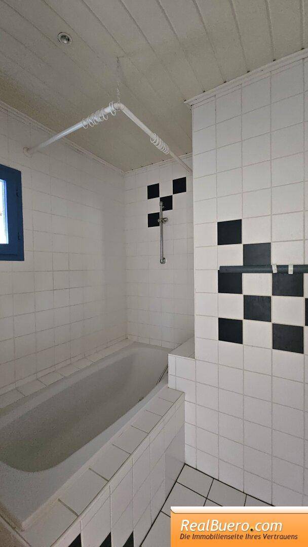 Badezimmer mit Wanne und Handwaschbecken,