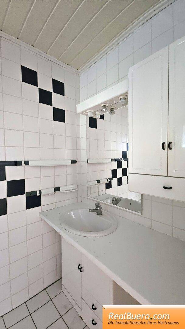 Badezimmer mit Wanne und Handwaschbecken,