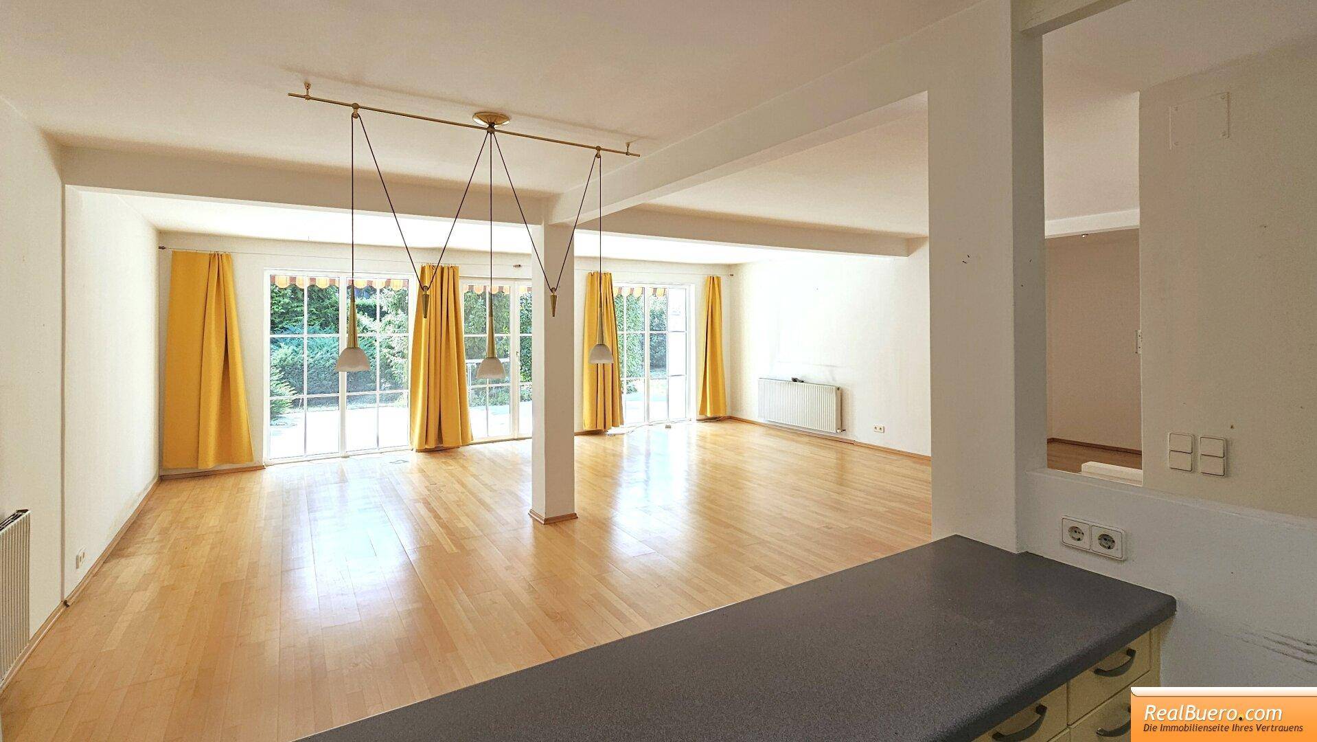 Wohnesszimmer mit Blick von der Küche