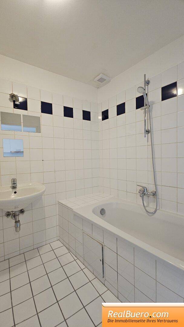 Badezimmer mit Wanne, Handwaschbecken, Waschmaschinenanschluss,