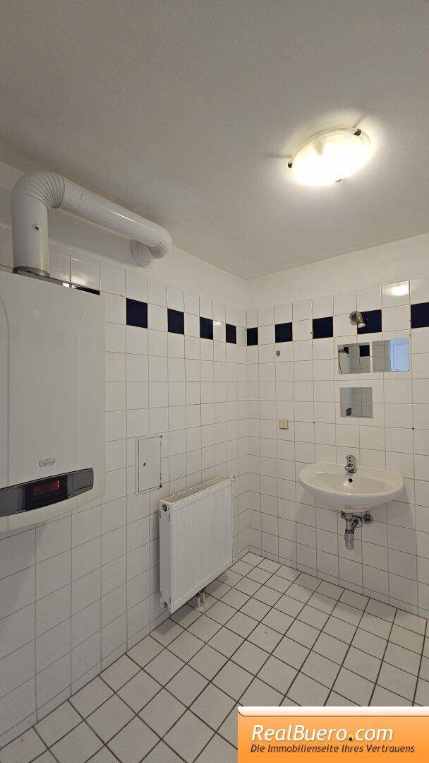 Badezimmer mit Wanne, Handwaschbecken, Waschmaschinenanschluss,