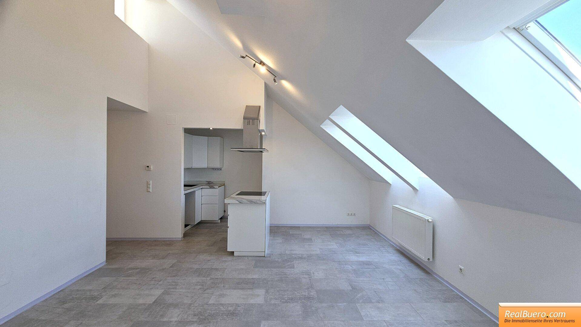 Wohnesszimmer mit Blick zur Küche