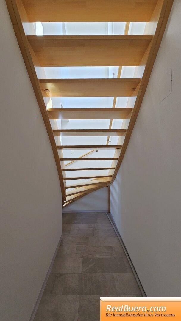 Treppenabgang von der Terrasse Blick vom Vorzimmer