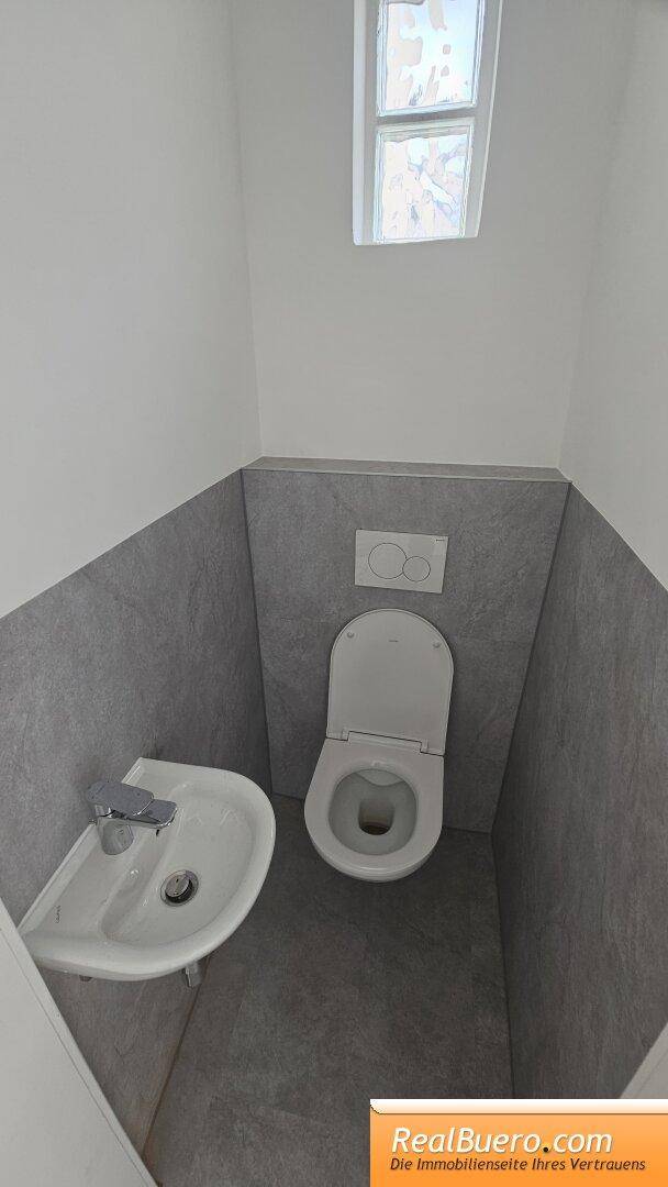 Toilette mit Handwaschbecken