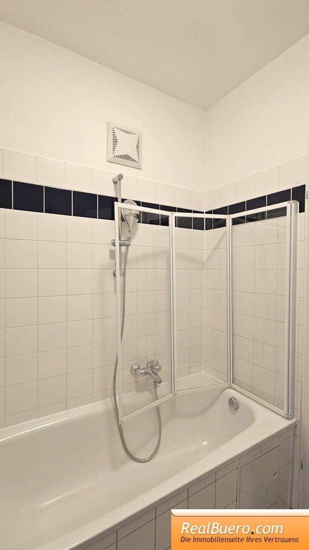 Badezimmer mit Wanne, Handwaschbecken, Waschmaschinenanschluss, Handtuchtrockner