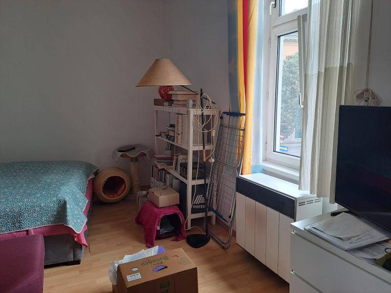 J&#228;gerstr.2 Schlafraum mit Fenster.jpg