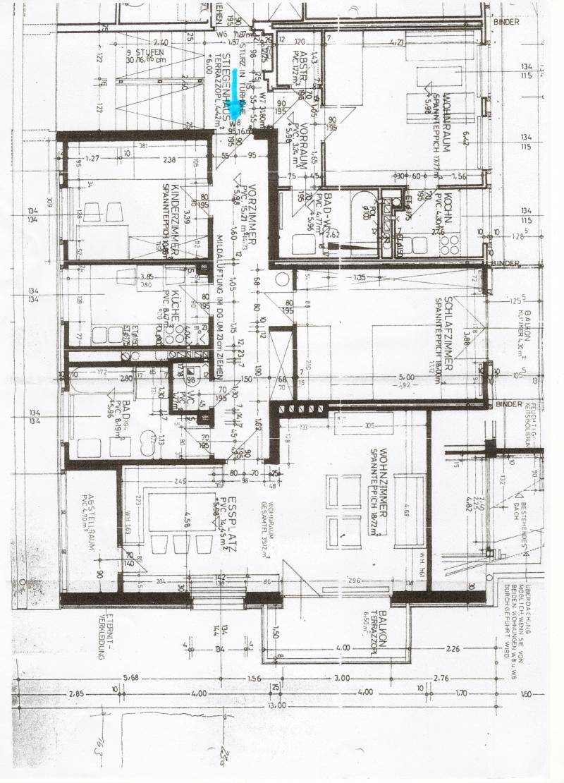 Detaillierter Grundriss einer Wohnung mit mehreren Zimmern, Balkon und Terrasse.