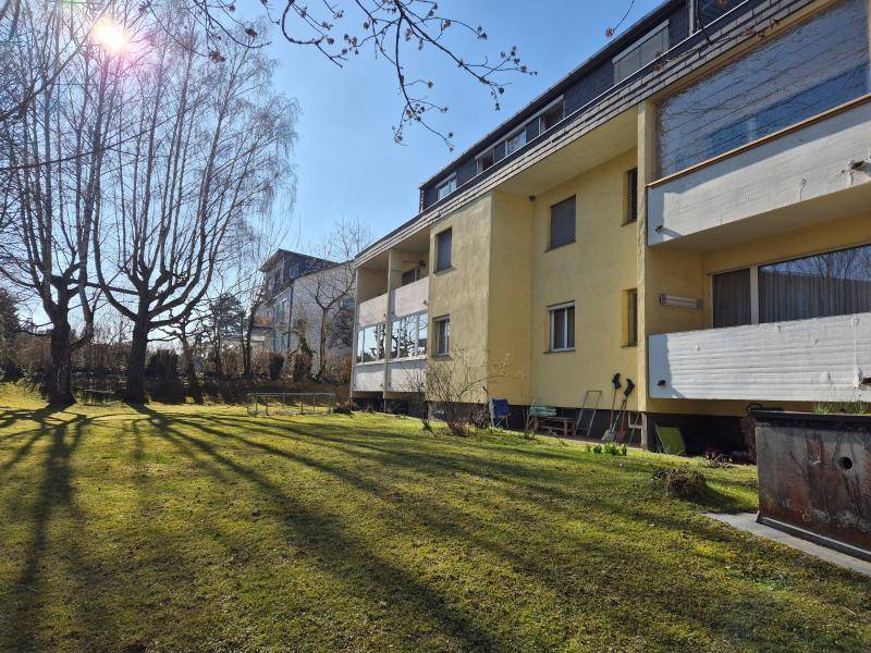Großer, sonniger Gartenbereich neben dem Mehrfamilienhaus mit altem Baumbestand.