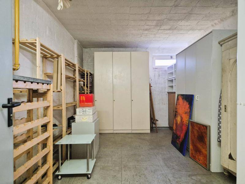 Geräumiger Kellerraum mit Regalen und Schränken für zusätzlichen Stauraum.