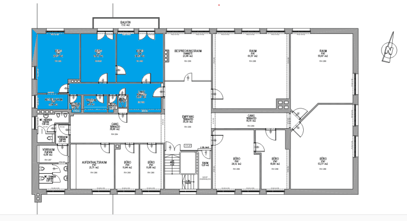Detaillierter Grundriss einer Etage mit mehreren Büroräumen, Empfangsbereich und Balkon.