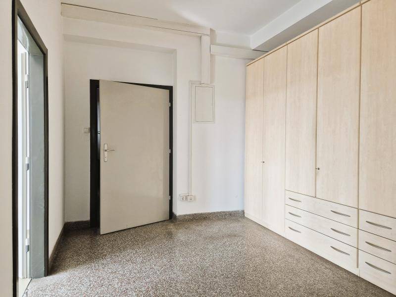 Kleiner Raum mit großem Einbauschrank und einer Tür, der als Abstellraum oder kleines Büro dienen könnte.