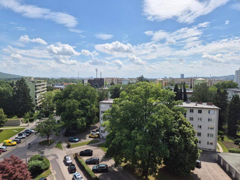 Perfekte Familienwohnung oder 3er WG in Uninähe! 89 m² inkl. Loggia im 8. Stock, teilmöbliert, Parkplätze beim Haus! - Ansicht 2