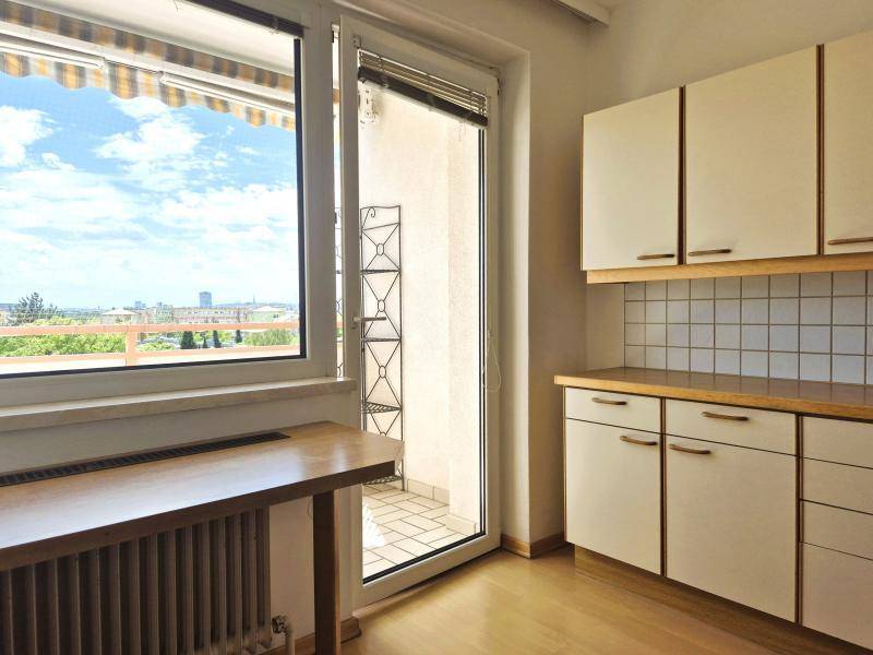 Perfekte Familienwohnung oder 3er WG in Uninähe! 89 m² inkl. Loggia im 8. Stock, teilmöbliert, Parkplätze beim Haus! - Ansicht 5