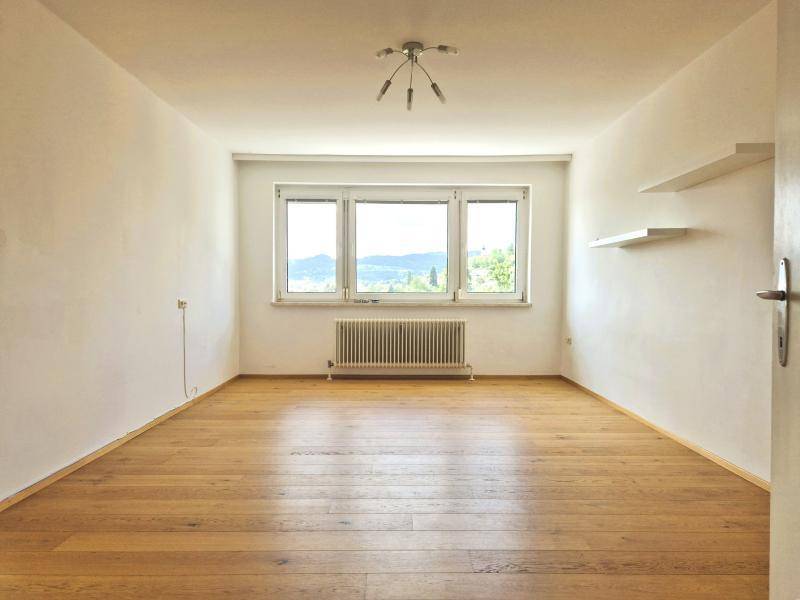 Perfekte Familienwohnung oder 3er WG in Uninähe! 89 m² inkl. Loggia im 8. Stock, teilmöbliert, Parkplätze beim Haus! - Mehr