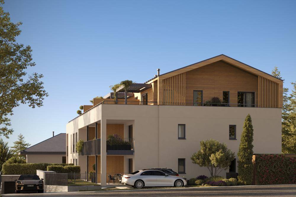 Moderne Wohnanlage mit Holzfassade, Balkonen und Parkplätzen an einer ruhigen Straße.