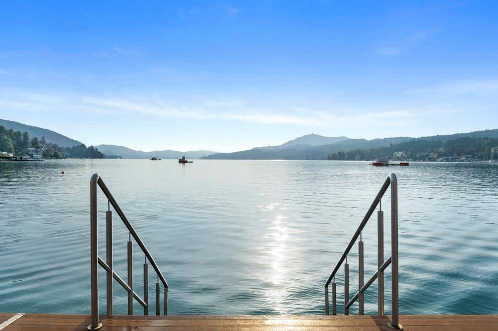 Direkter Seezugang über eine Treppe, ideal zum Schwimmen und Genießen des klaren Wassers.