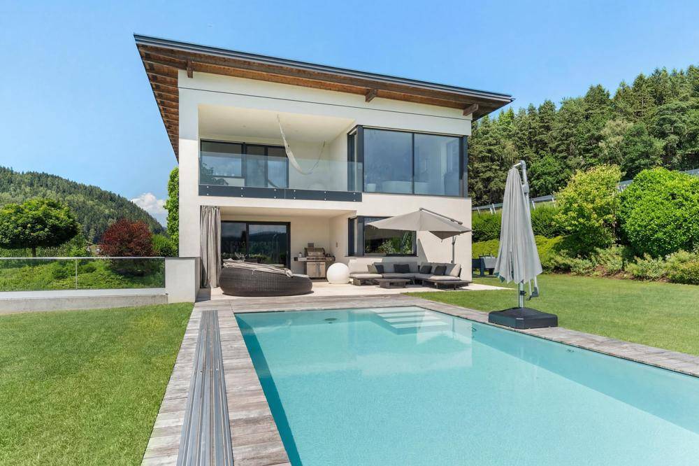 Moderne Villa mit großem Pool und stilvoller Terrasse, ideal für Entspannung im Freien.