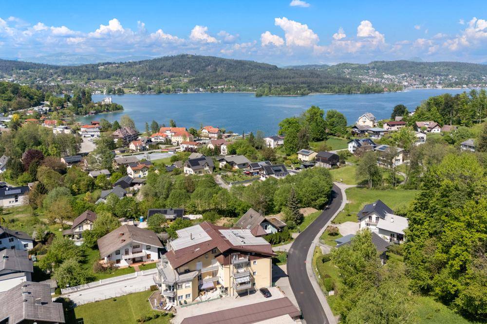 Malerische Luftaufnahme der Wohngegend mit Blick auf den See und die umliegende grüne Landschaft.