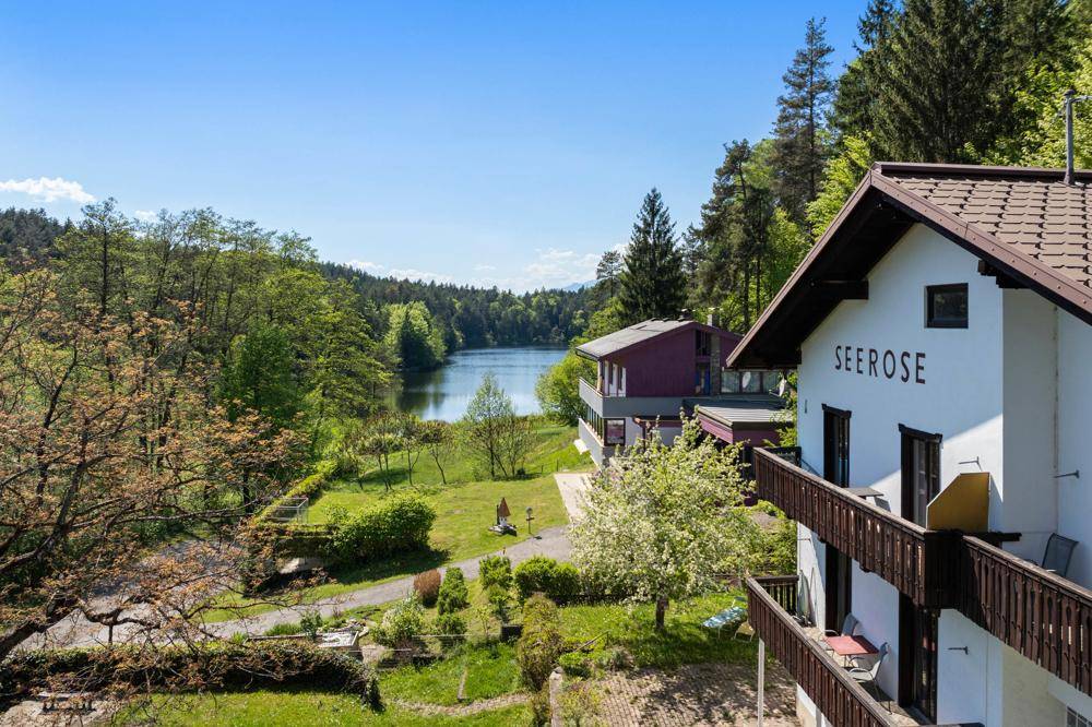 Blick vom Balkon des Hauses "SEEROSE" auf den See und die umliegenden Wälder.