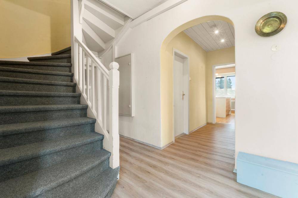 Wohnhaus mit Nebengebäude in zentraler Lage - Ansicht 2