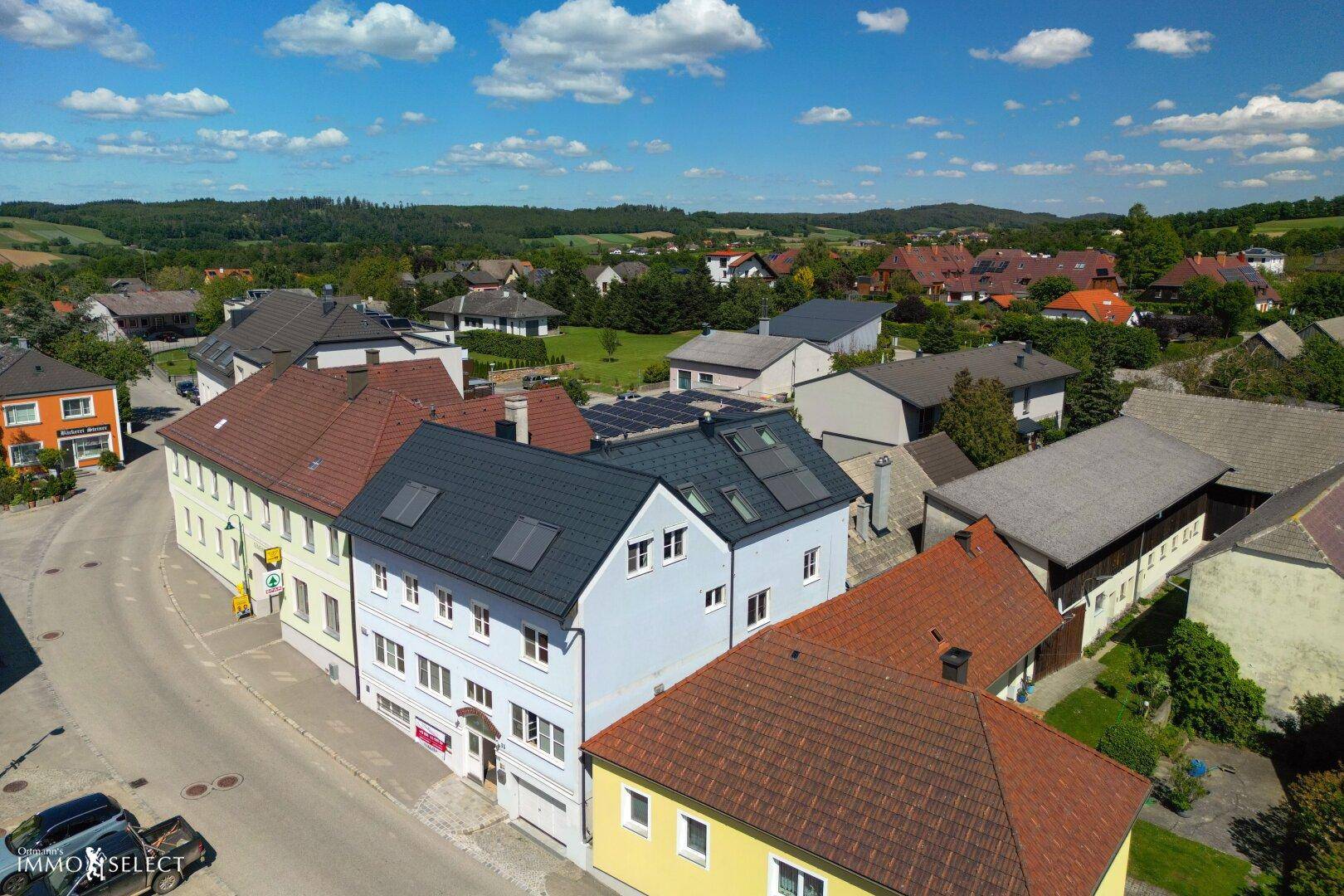 Luftaufnahme des Wohnhauses in einer ländlichen Umgebung mit weiteren Gebäuden.