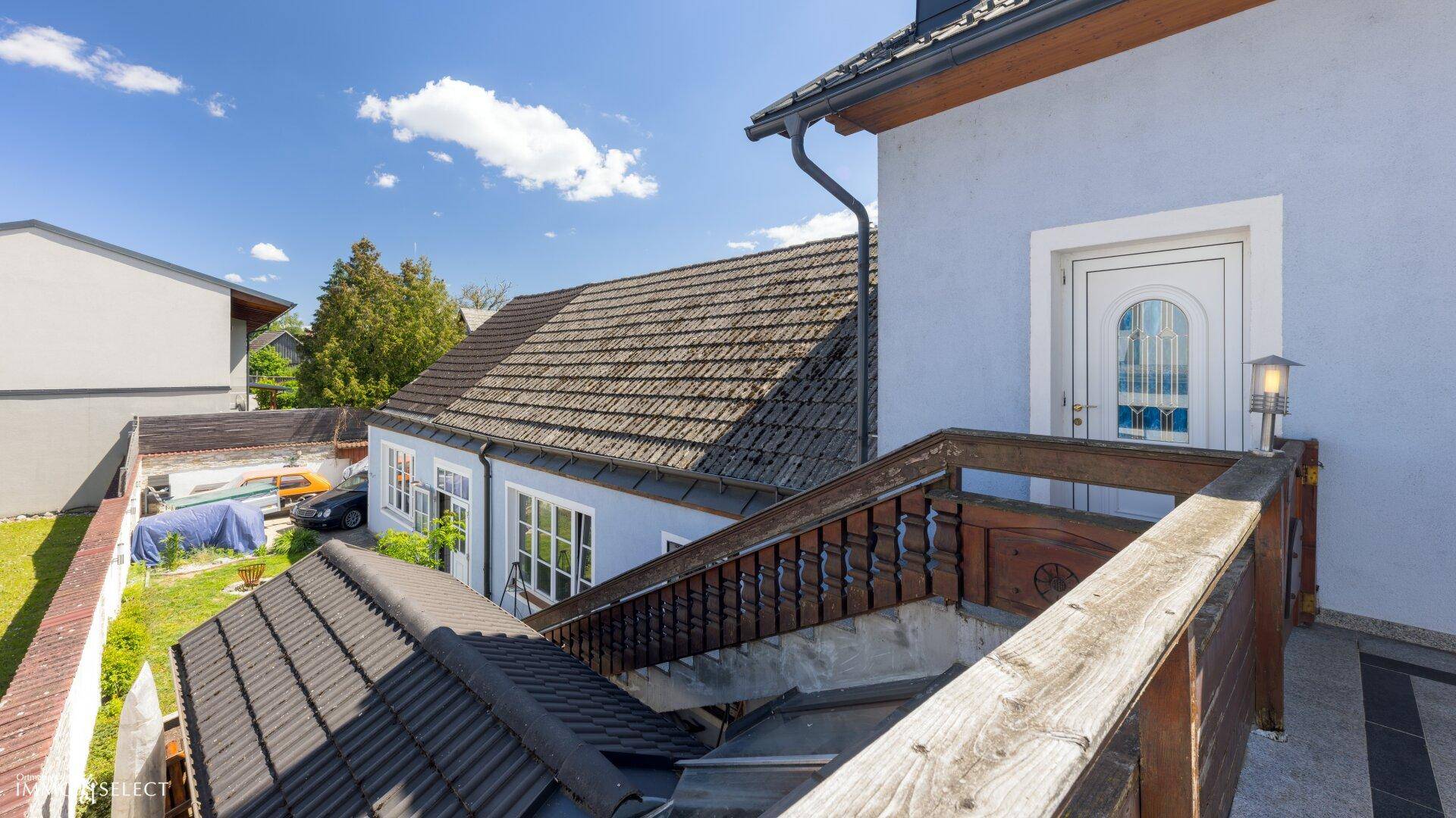 Außenansicht des Hauses mit Treppe und Blick auf die Dächer der Nachbargebäude.