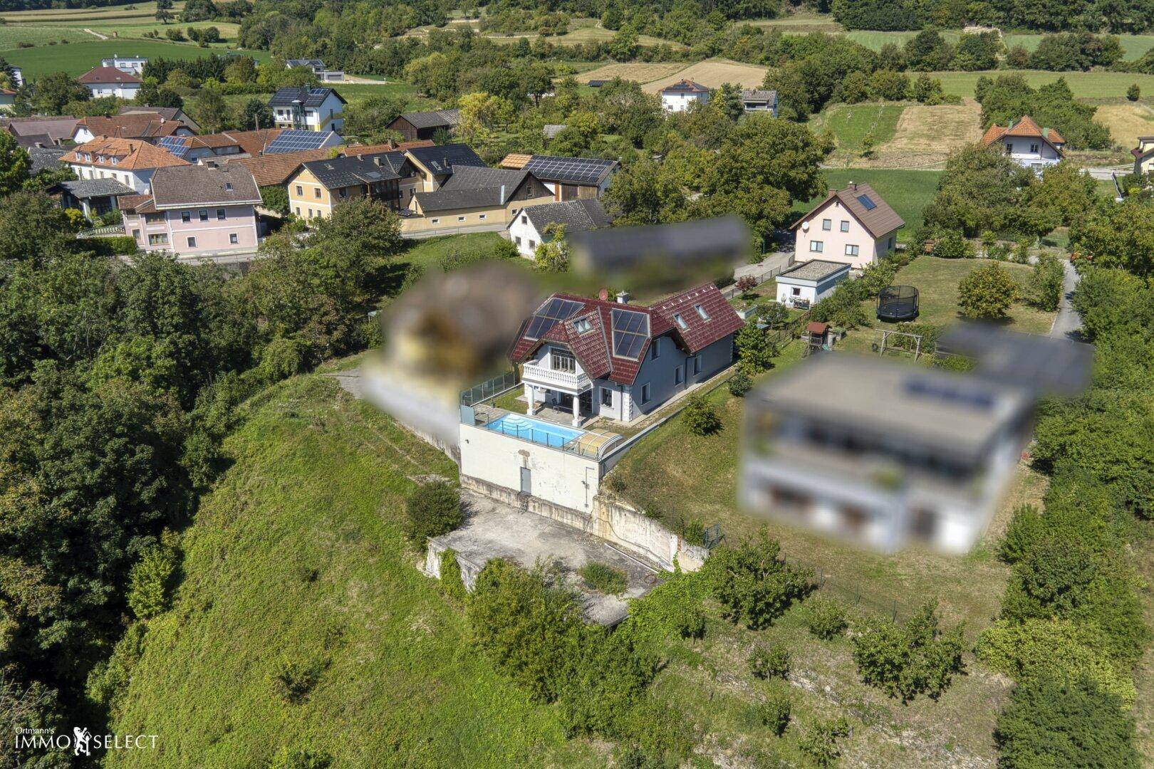 Luftaufnahme des Hauses mit Pool, Solaranlage und umliegender grüner Landschaft.