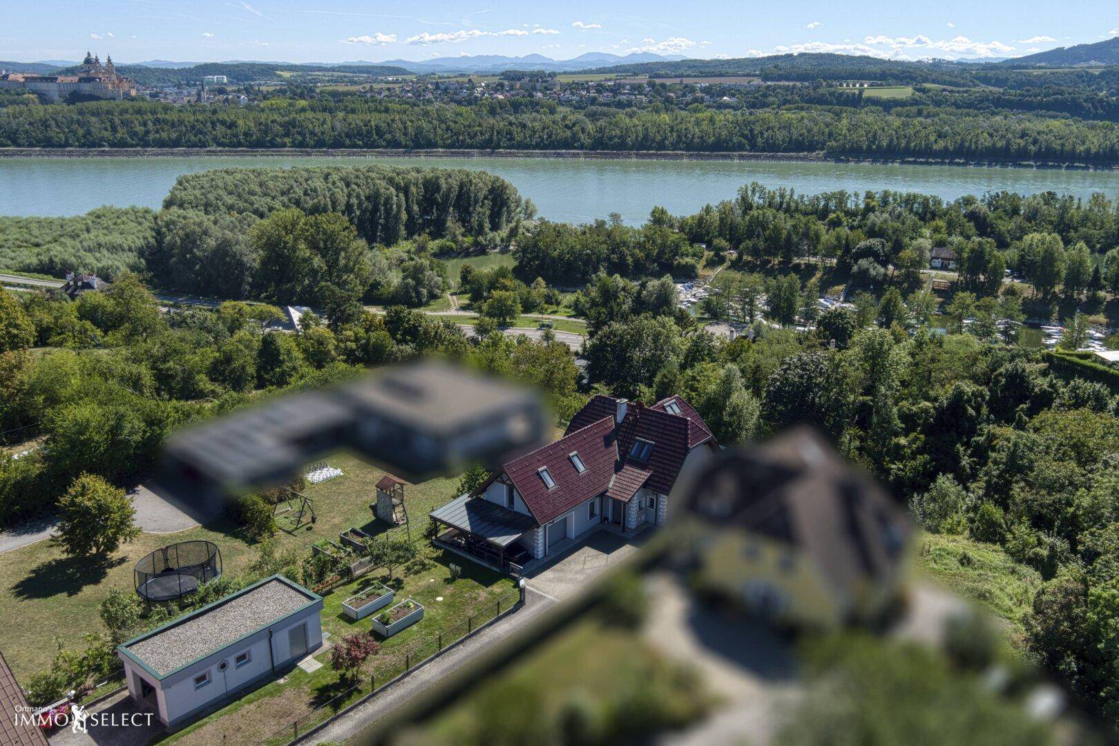 Luftaufnahme des Anwesens mit Fluss, Wäldern, Garten und Nebengebäuden in ländlicher Umgebung.