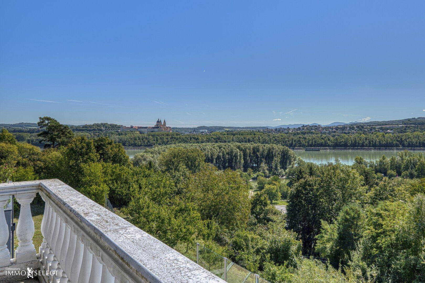 Balkon mit Balustrade und weitem Panoramablick über Fluss, Wälder und historische Gebäude.