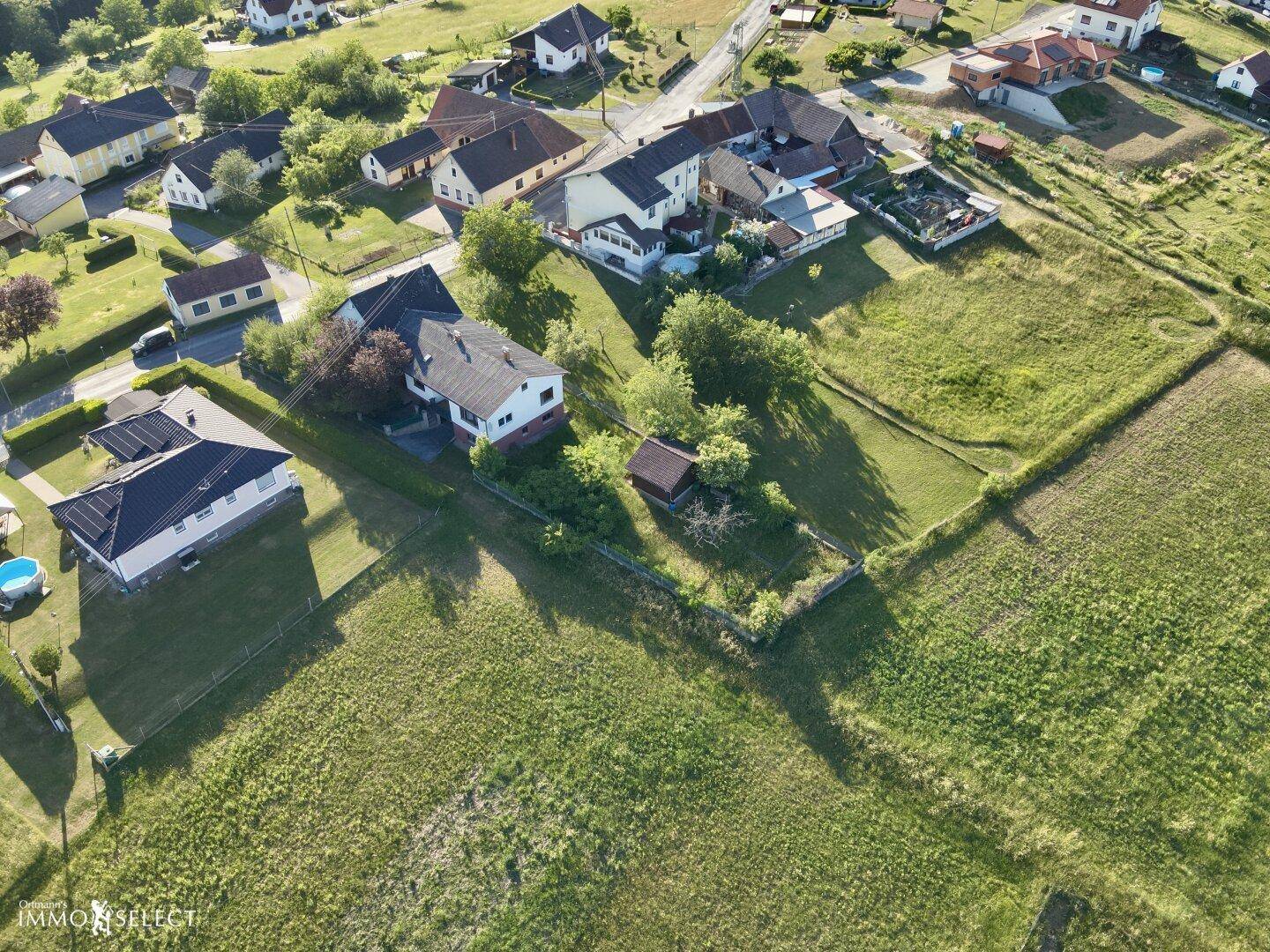 Weitläufige Luftaufnahme des Anwesens und der Nachbarschaft mit Feldern und verstreuten Häusern.