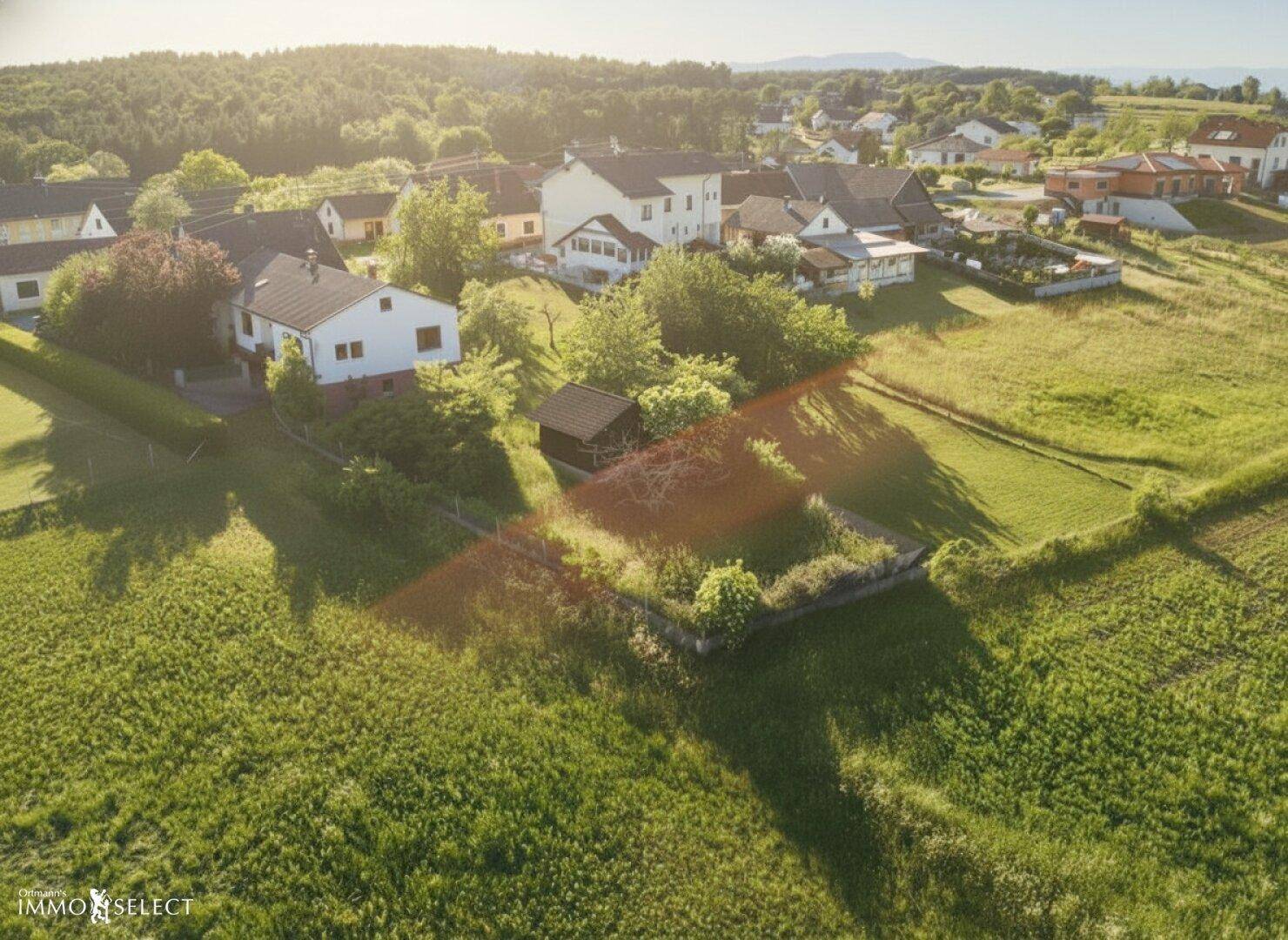 Luftaufnahme des Anwesens bei Sonnenuntergang, eingebettet in eine idyllische grüne Landschaft.