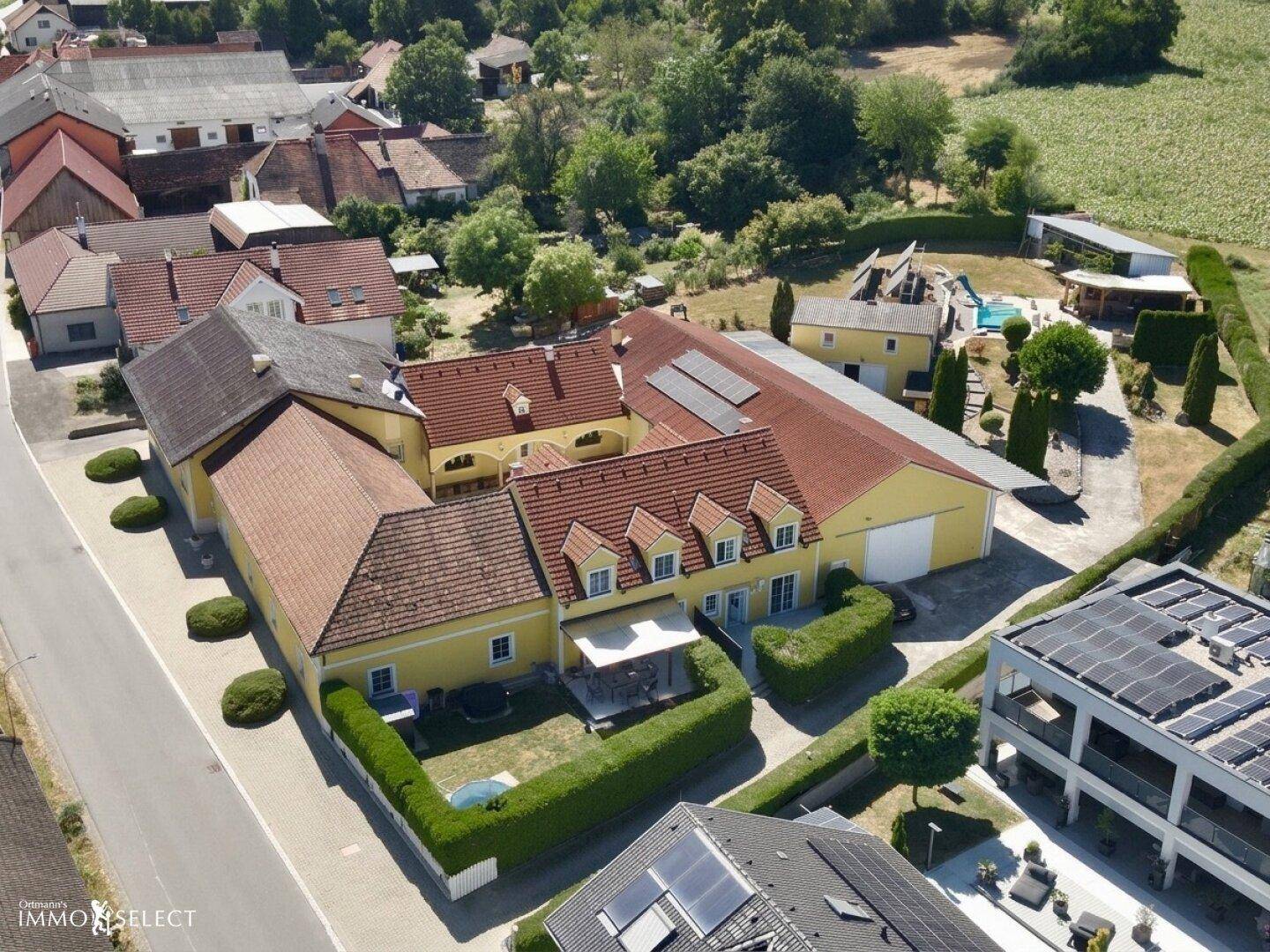 Weitläufige Luftaufnahme des Anwesens in ländlicher Umgebung mit mehreren Gebäuden.