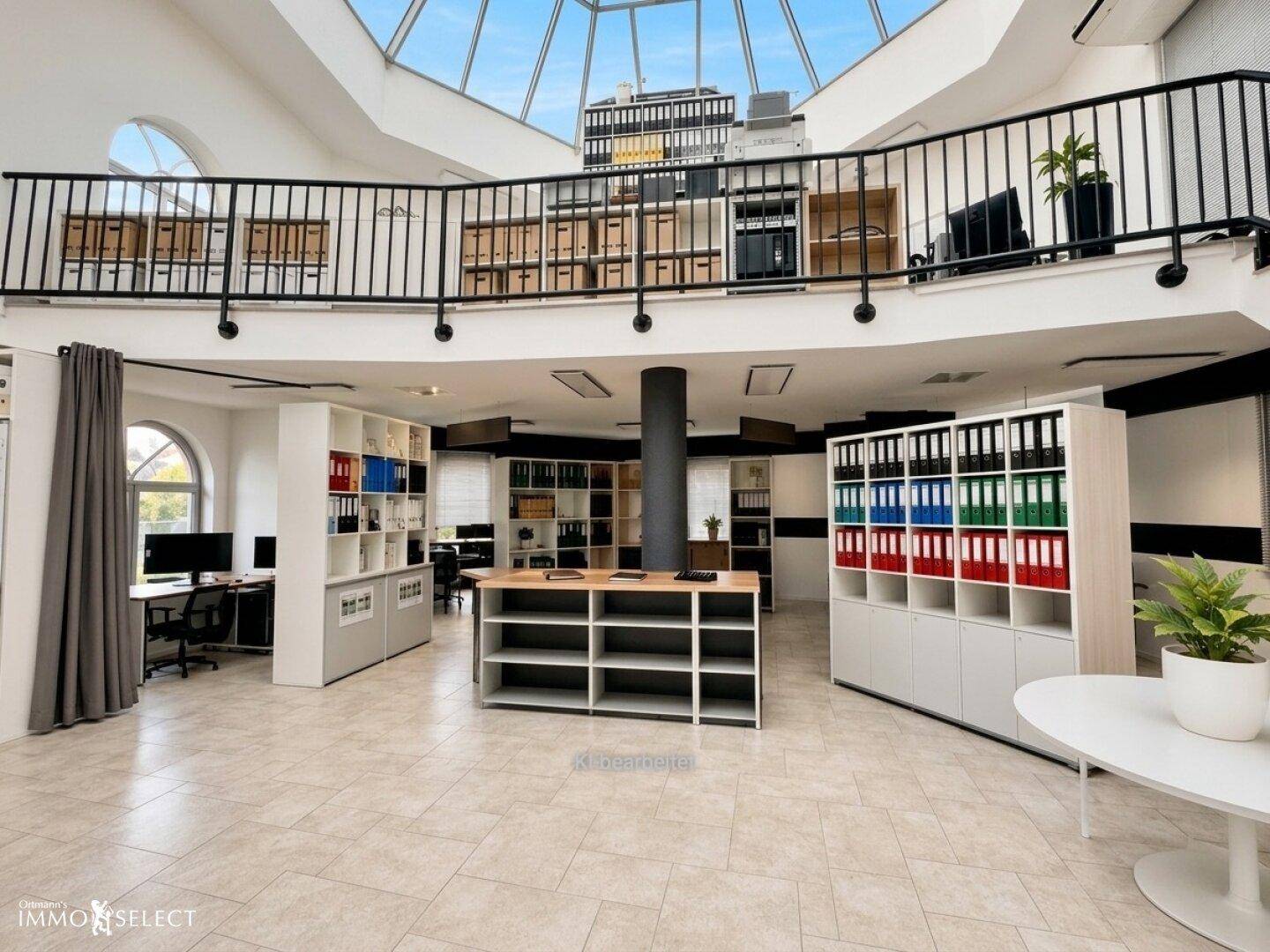 Großzügiges Büro mit offener Galerie, hohen Decken und viel Stauraum für Akten.