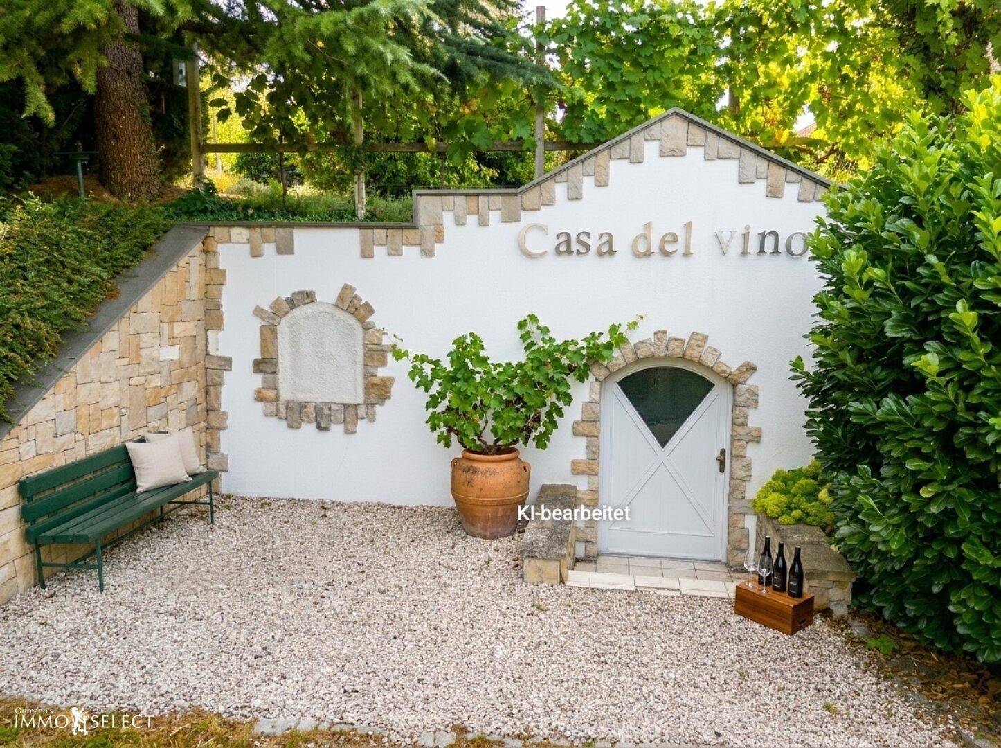 Charmantes Weinkellergebäude "Casa del vino" mit Steinverkleidung und kleiner Bank im Außenbereich.