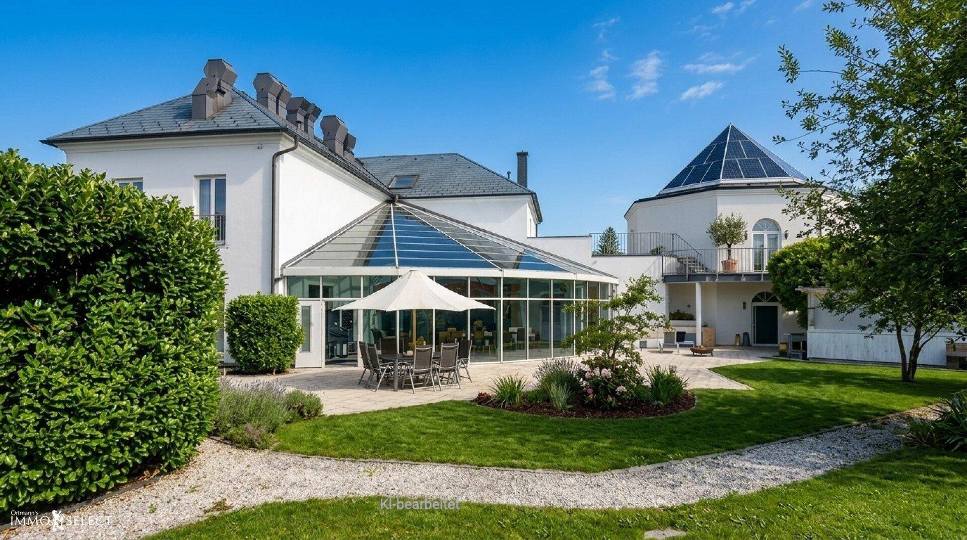 Elegantes Gebäude mit großem Wintergarten, Terrasse und einem gepflegten Gartenbereich.