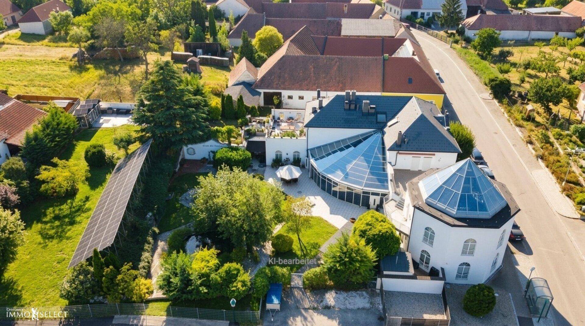 Weitläufiges Anwesen mit großem Garten, Wintergarten und Solaranlage in ländlicher Umgebung.