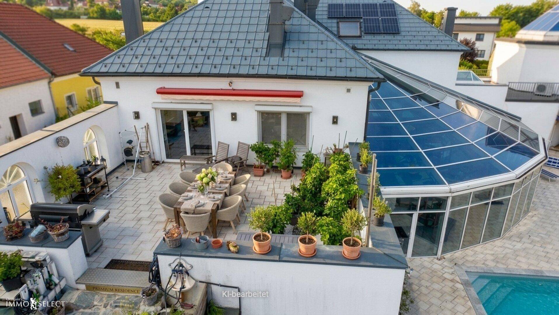 Große Dachterrasse mit Esstisch, Grillbereich und Blick auf den Pool und die Umgebung.