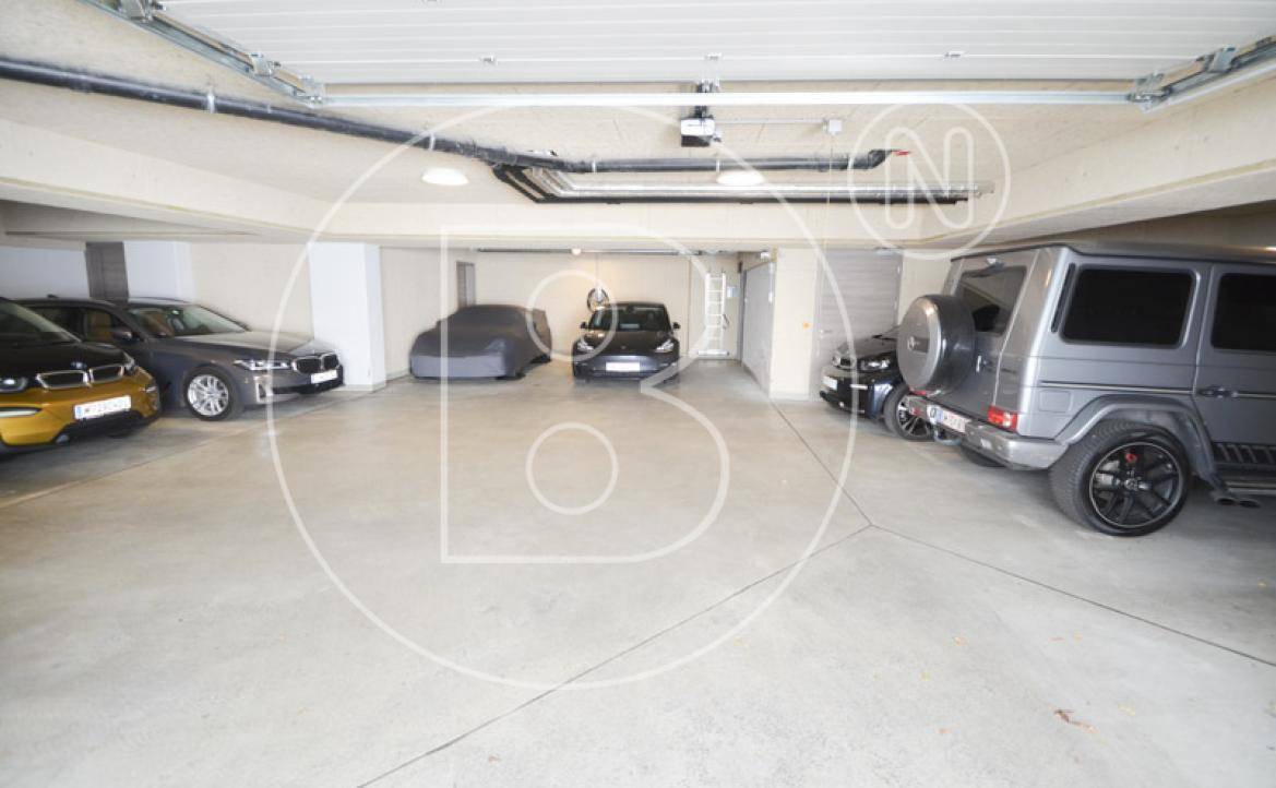 Geräumige Tiefgarage mit mehreren Stellplätzen und ausreichend Platz für Fahrzeuge.