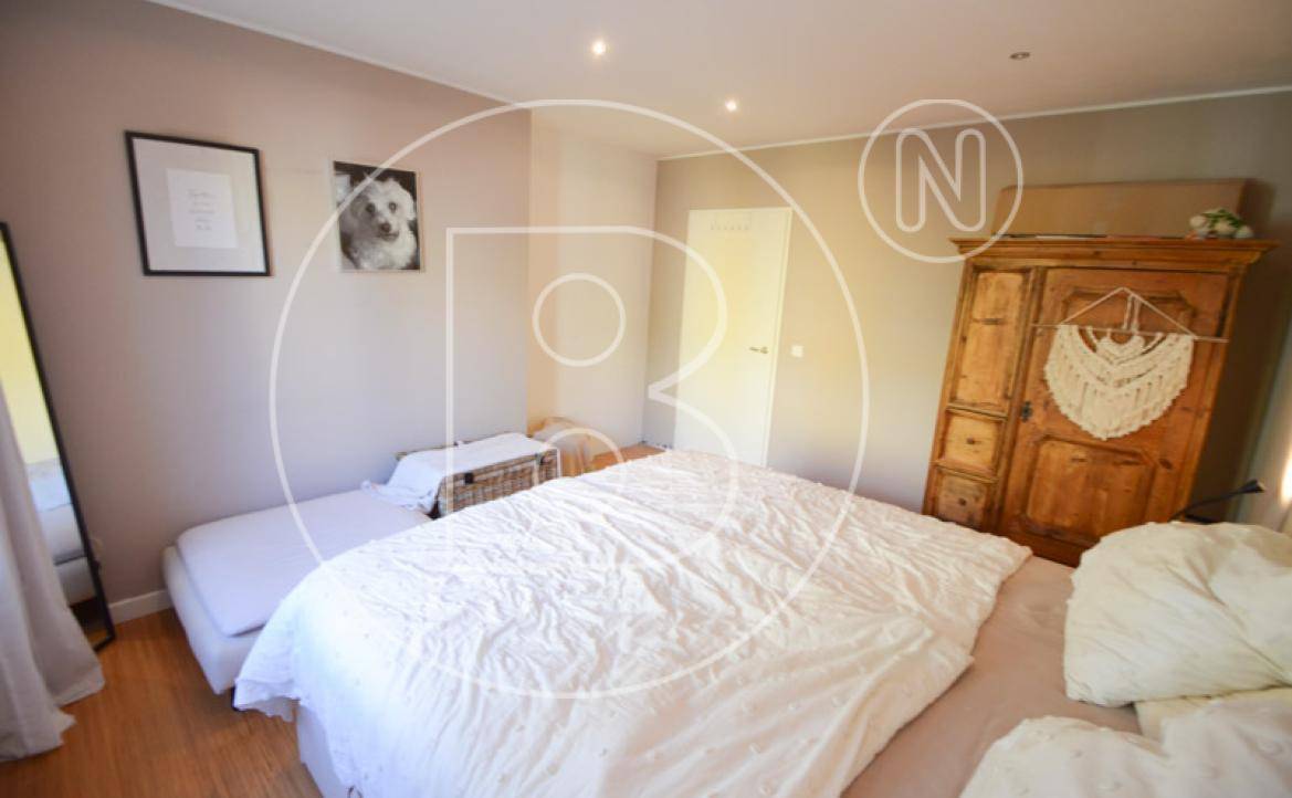 Ruhiges Schlafzimmer mit großem Bett und klassischem Holzschrank.
