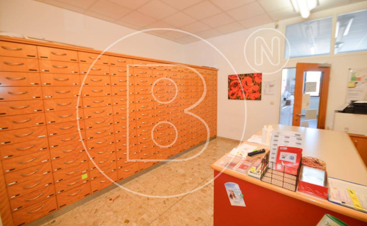 Lagerraum oder Hinterzimmer mit vielen Holzschubladen und einem Arbeitstisch.