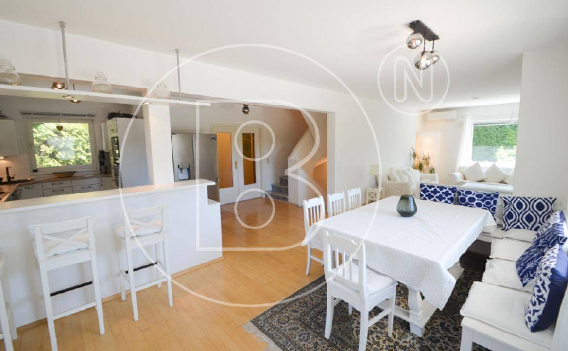 Offener Grundriss mit Essbereich, Frühstücksbar und Blick in den Wohnbereich und Flur.
