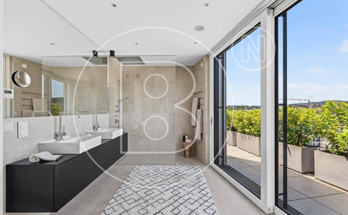 Modernes Badezimmer mit Doppelwaschbecken, begehbarer Dusche und Zugang zur Terrasse.