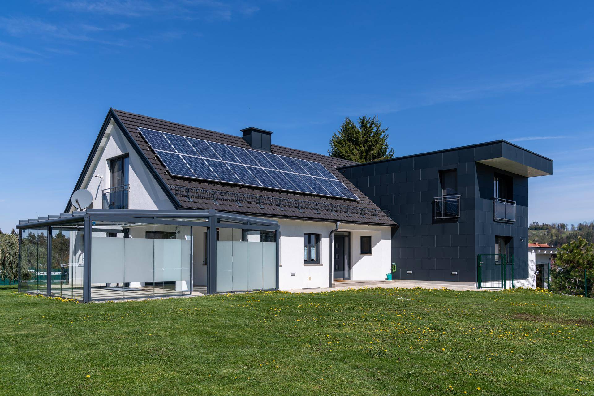 Ein Zuhause, das jeden Tag besonders macht: Modernes Familienhaus in Arnfels, eingebettet in die Hügellandschaft der Südsteiermark mit Blick auf das Schloss und viel Raum zum Leben - Widok 2